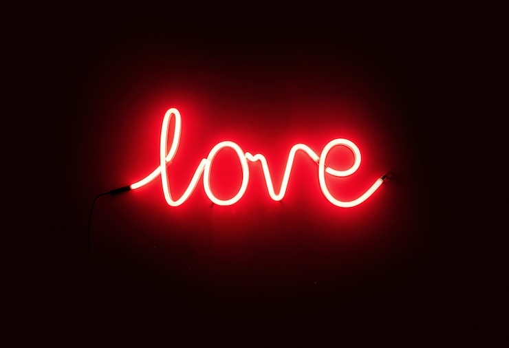 Foto gratuito il giorno di san valentino ancora ama il neon