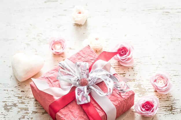 Il giorno di San Valentino e la festa della mamma concetto, confezione regalo rossa