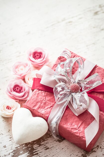 Il giorno di San Valentino e la festa della mamma concetto, confezione regalo rossa
