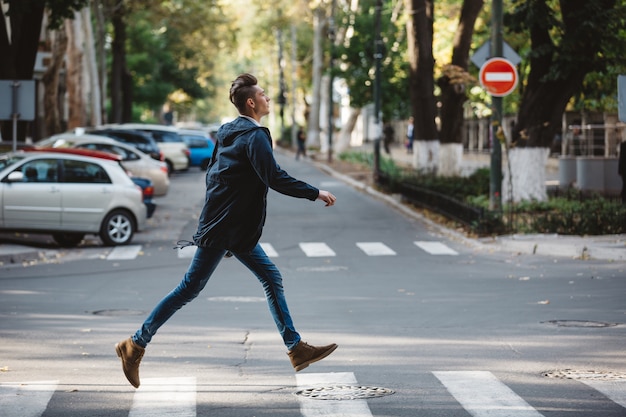 Il giovane attraversa la strada