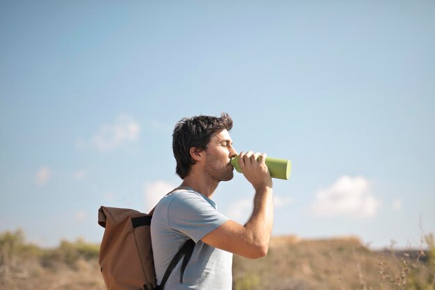 il giovane beve da una fiaschetta