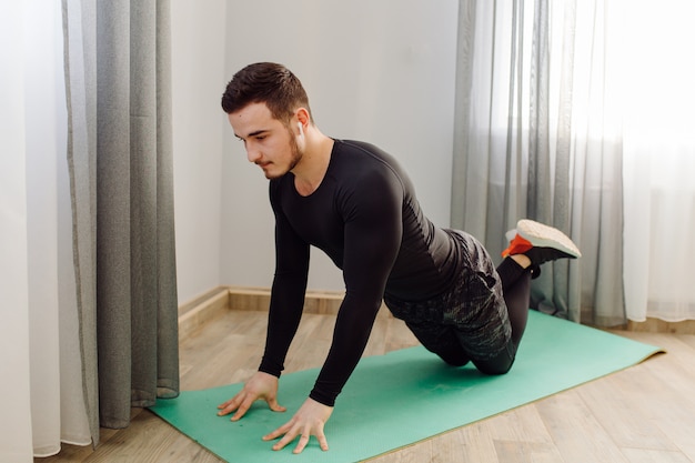 Il giovane che fa lo sport si esercita a casa