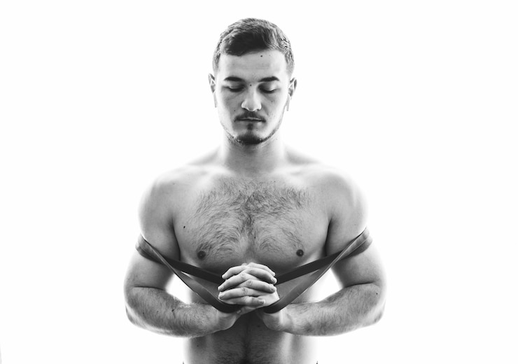 Foto gratuito il giovane che fa lo sport si esercita a casa