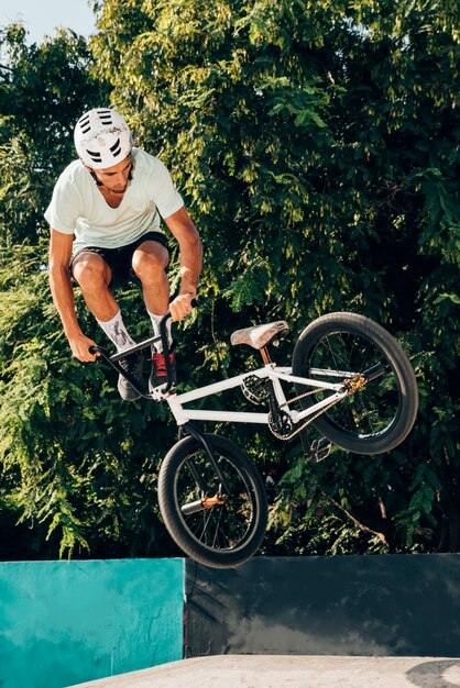 Il giovane che salta con la possibilità remota della bici del bmx