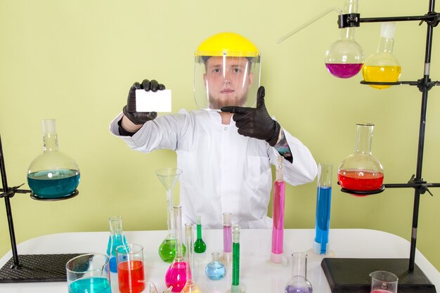 Il giovane chimico di vista frontale mostra la sua carta in un laboratorio