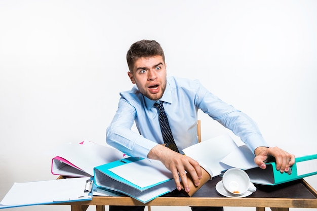 Il giovane ha un disastro completo sul posto di lavoro e non riesce a organizzare il suo spazio