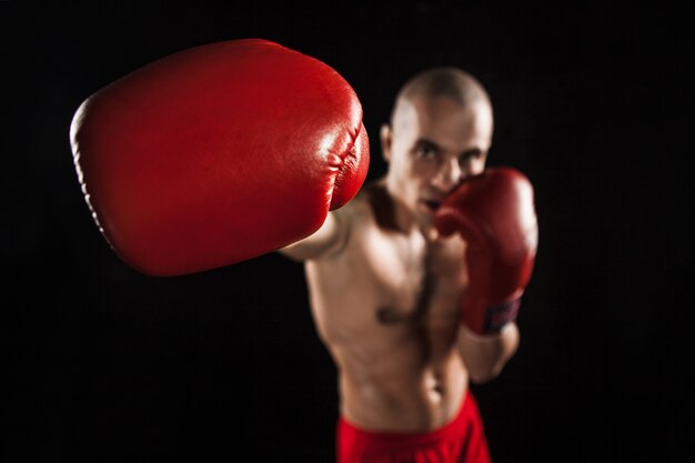 Il giovane kickboxing nero con kapa in bocca