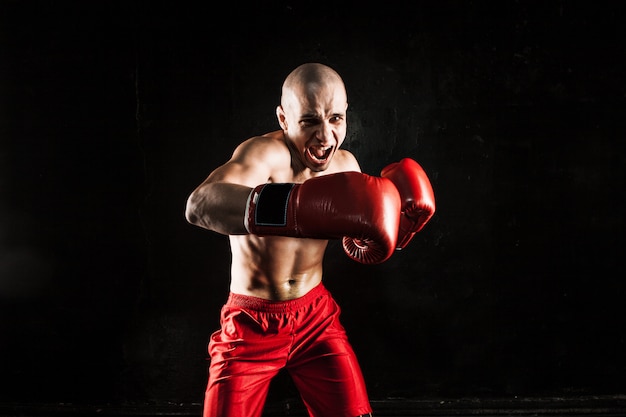 Il giovane kickboxing sul nero