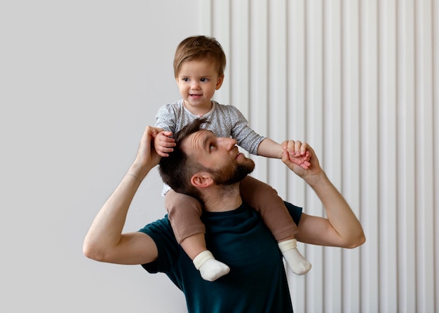 Il giovane padre trascorre del tempo con la sua adorabile figlia