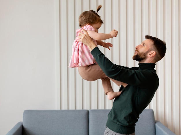 Il giovane padre trascorre del tempo con sua figlia