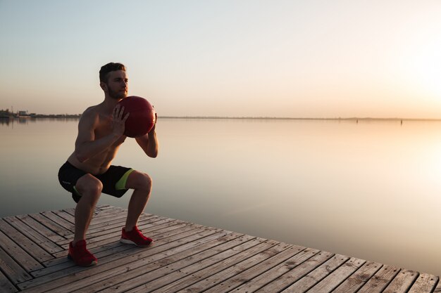 Il giovane sportivo bello fa gli esercizi di sport