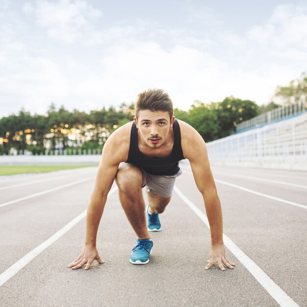 Il giovane sportivo è pronto per correre all'aperto al mattino.