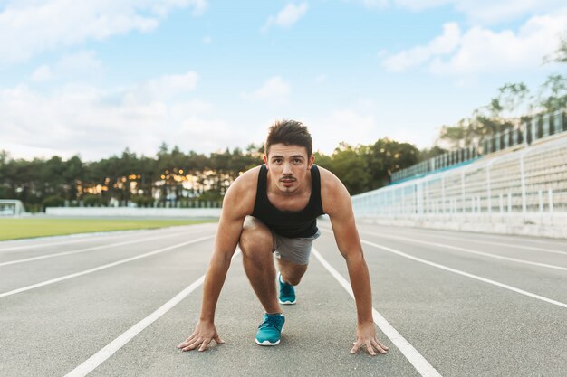 Il giovane sportivo è pronto per correre all'aperto al mattino.