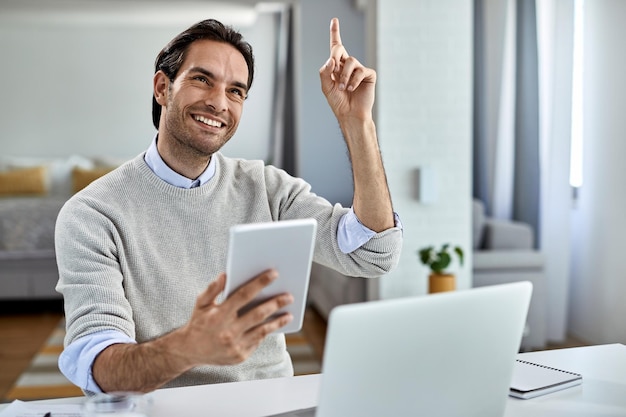 Il giovane uomo d'affari ha avuto una grande idea mentre lavorava al touchpad a casa