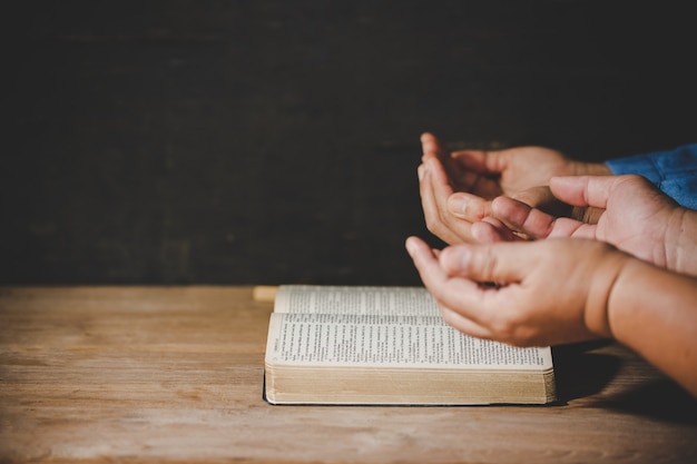 Il gruppo di persone che si tengono per mano pregando il culto crede