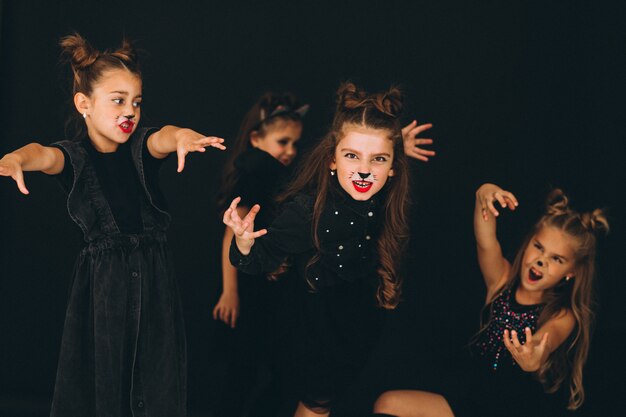 Il gruppo di ragazze si è vestito in costumi di Halloween in studio