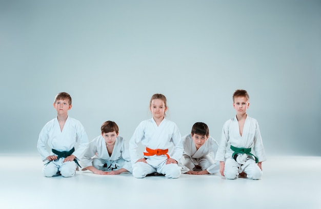 Il gruppo di ragazzi e ragazze che combattono all'Aikido si allena nella scuola di arti marziali. Stile di vita sano e concetto di sport