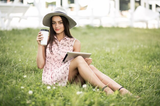 Il hipster rosso del cappello delle ragazze della molla di modo