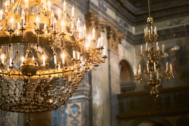 Il lampadario dorato pende dal soffitto in chiesa