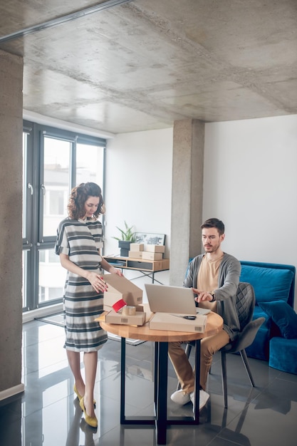 Il lavoratore di un negozio di Internet e il suo collega si sono concentrati sul loro lavoro