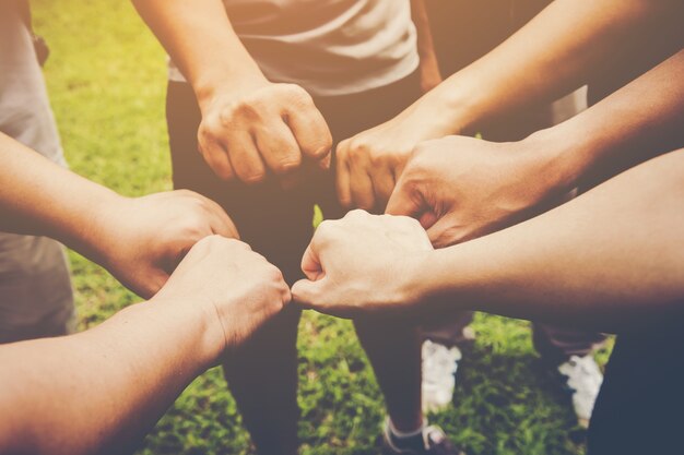 Il lavoro di squadra di affari si unisce alle mani. Concetto di lavoro di squadra di affari