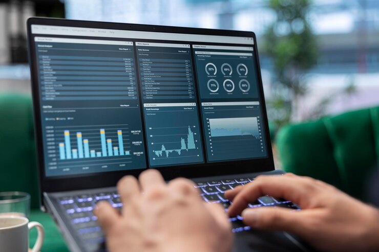 Foto gratuito il leader ambizioso lavora in ufficio su relazioni infografiche e stabilisce obiettivi