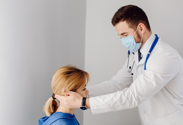 Il medico esamina il paziente. Concetto di medicina e assistenza sanitaria.