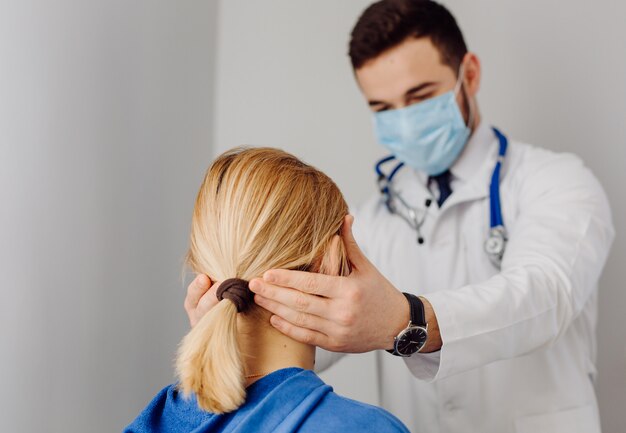 Il medico esamina il paziente. Concetto di medicina e assistenza sanitaria.