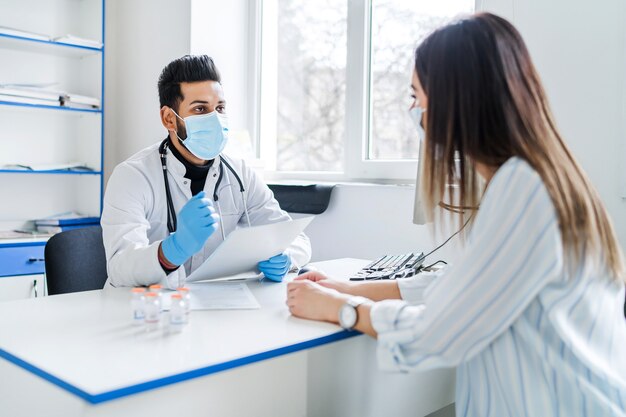 Il medico indiano riceve il paziente e gli comunica i risultati degli esami. Medicina, salute