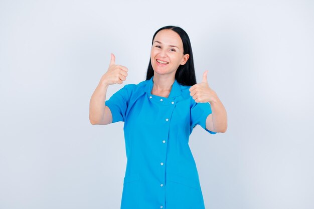 Il medico sorridente sta facendo gesti perfetti su sfondo bianco