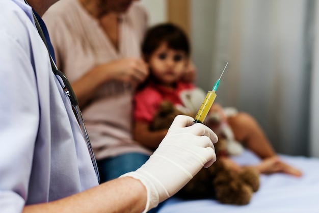 Il medico sta preparando un colpo di siringa