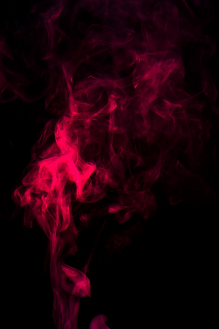 Foto gratuito il movimento del fumo rosso si è sparso su fondo nero