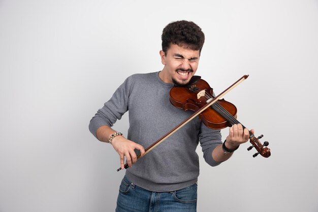 Il musicista è nervoso per la sua esibizione al violino.