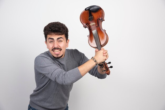 Il musicista è nervoso per la sua esibizione al violino.