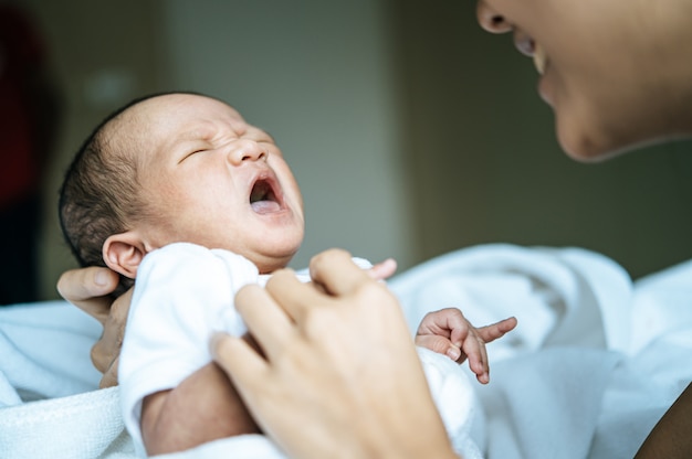 il neonato indossava un bianco e piangeva tra le braccia della madre