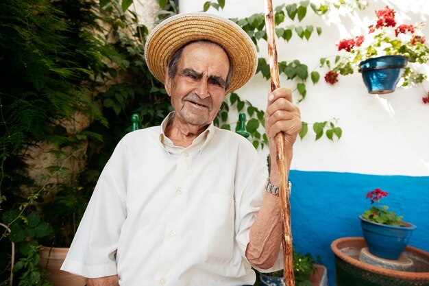 Il nonno trascorre del tempo in campagna