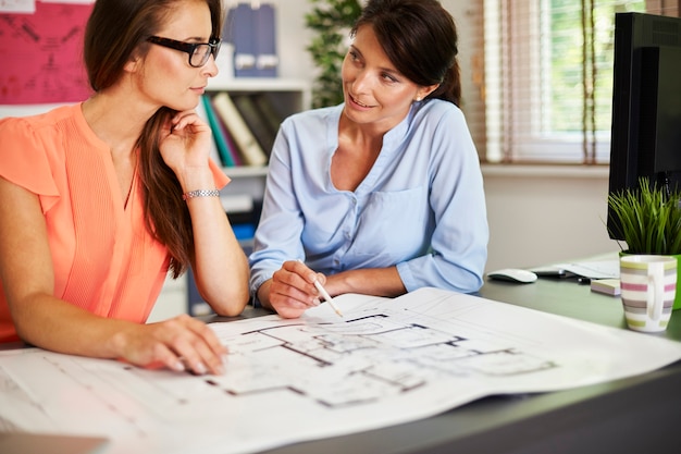 Il nuovo dipendente ha bisogno di aiuto al lavoro