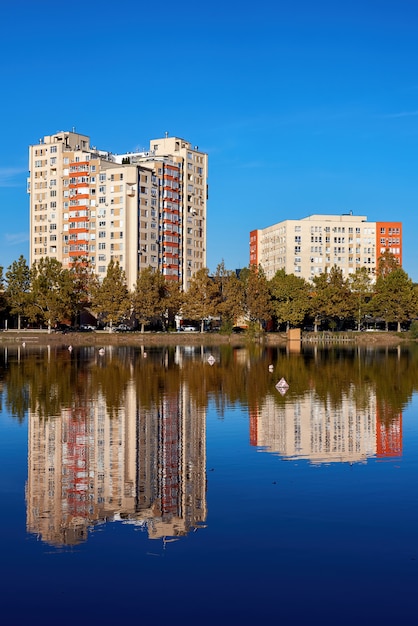 Il paesaggio di un lago nel parco