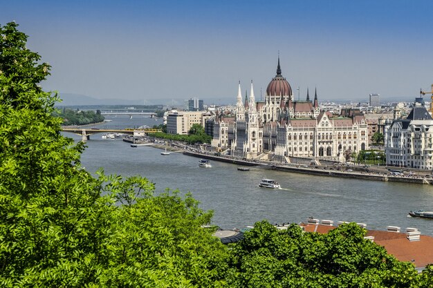 Il palazzo del Parlamento sul Danubio a Budapest