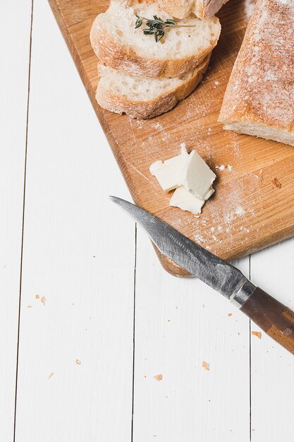 Il pane fresco su un tavolo bianco