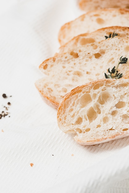 Il pane fresco su un tavolo bianco