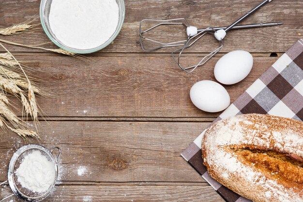 Il pane su uno sfondo di legno