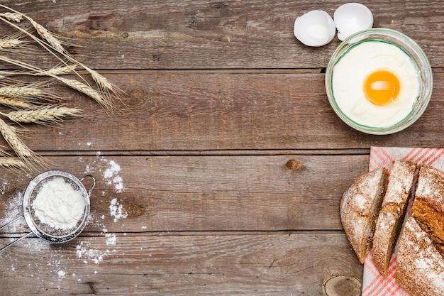 Il pane su uno sfondo di legno