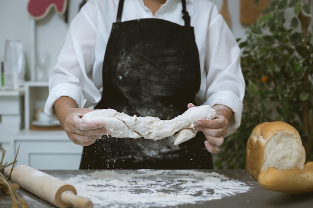 Il panettiere maschio prepara il pane con la farina