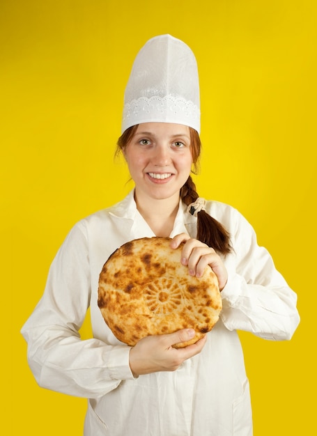 Il panettiere sta mostrando pane fresco