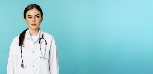 Il personale medico e i medici concetto giovane donna sorridente medico operatore sanitario in camice bianco e st