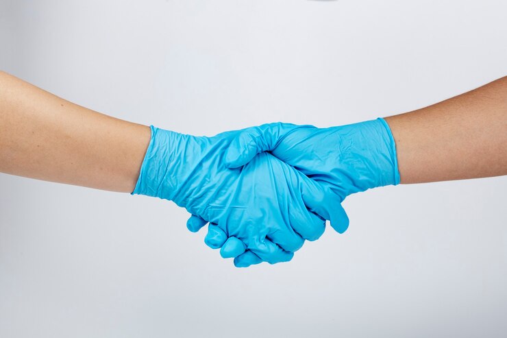 Foto gratuito il personale medico si stringe la mano durante la pandemia di coronavirus