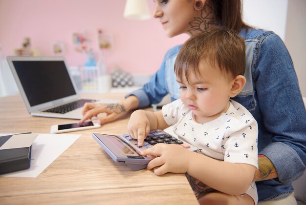 Il piccolo aiutante è sempre vicino alla mamma