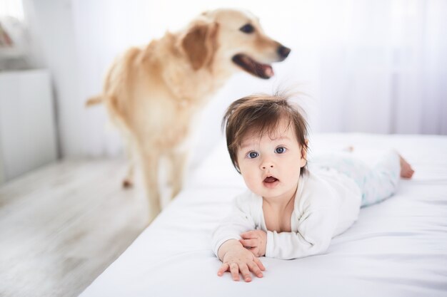 Il piccolo bambino giace sul letto