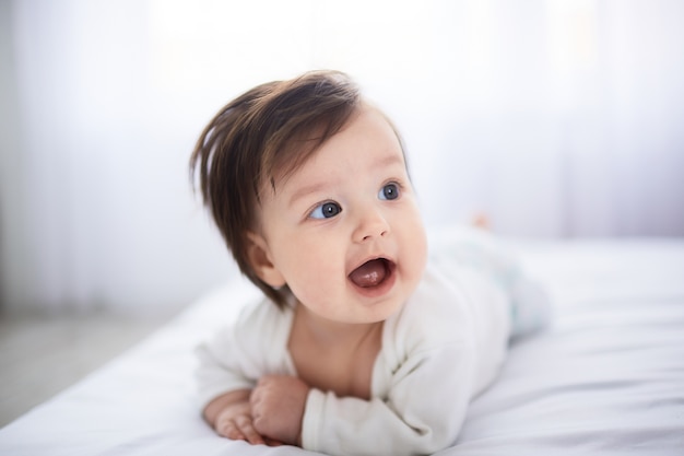 Il piccolo bambino giace sul letto